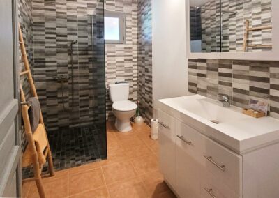 Douche, vasque et toilette