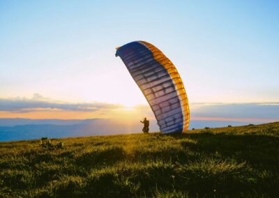 Parapente – Photo par Juliette G. – Via Unsplash